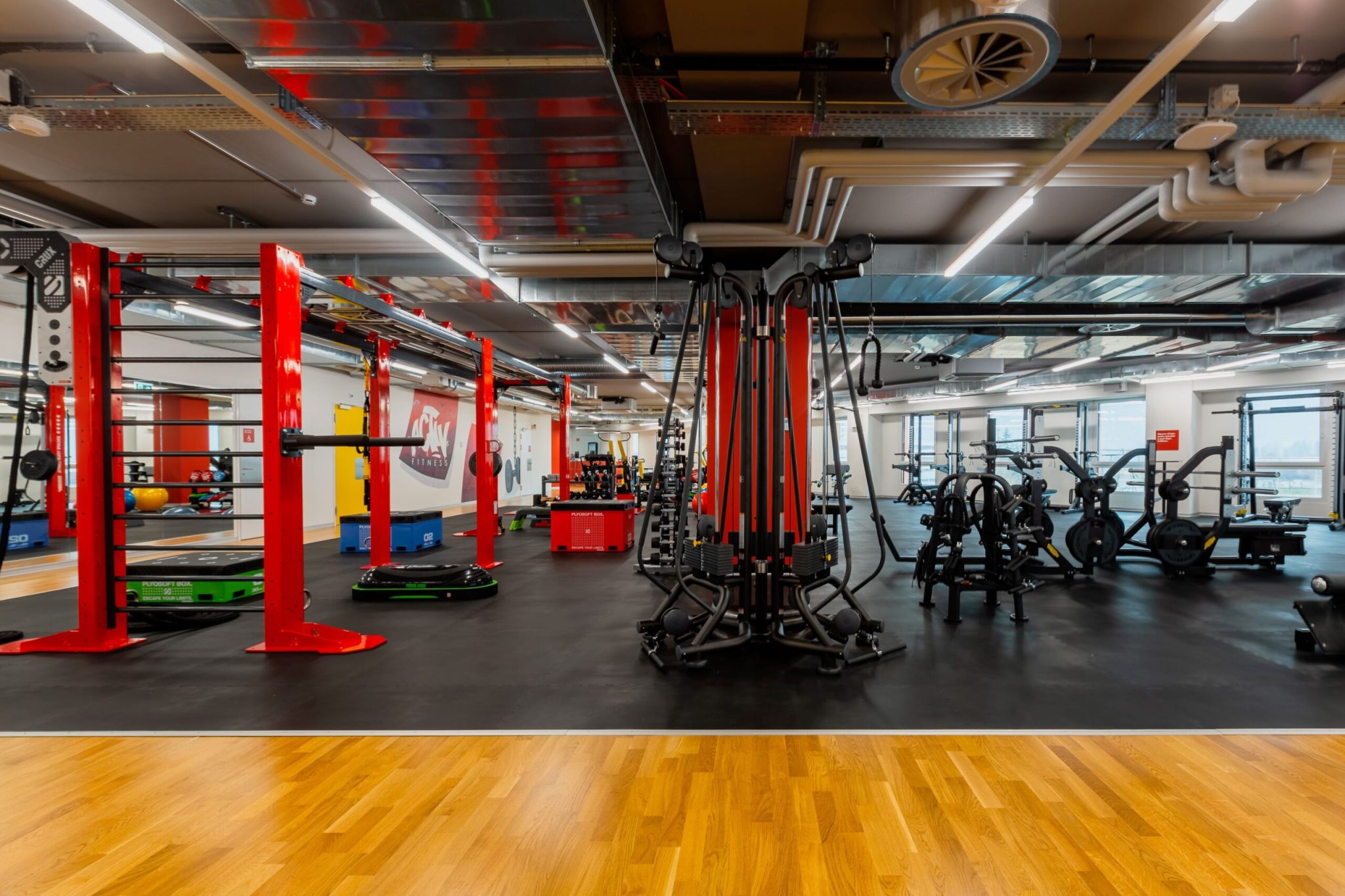 ACTIV-FITNESS-Riazzino_Trainingsflaeche_1-2560x1706