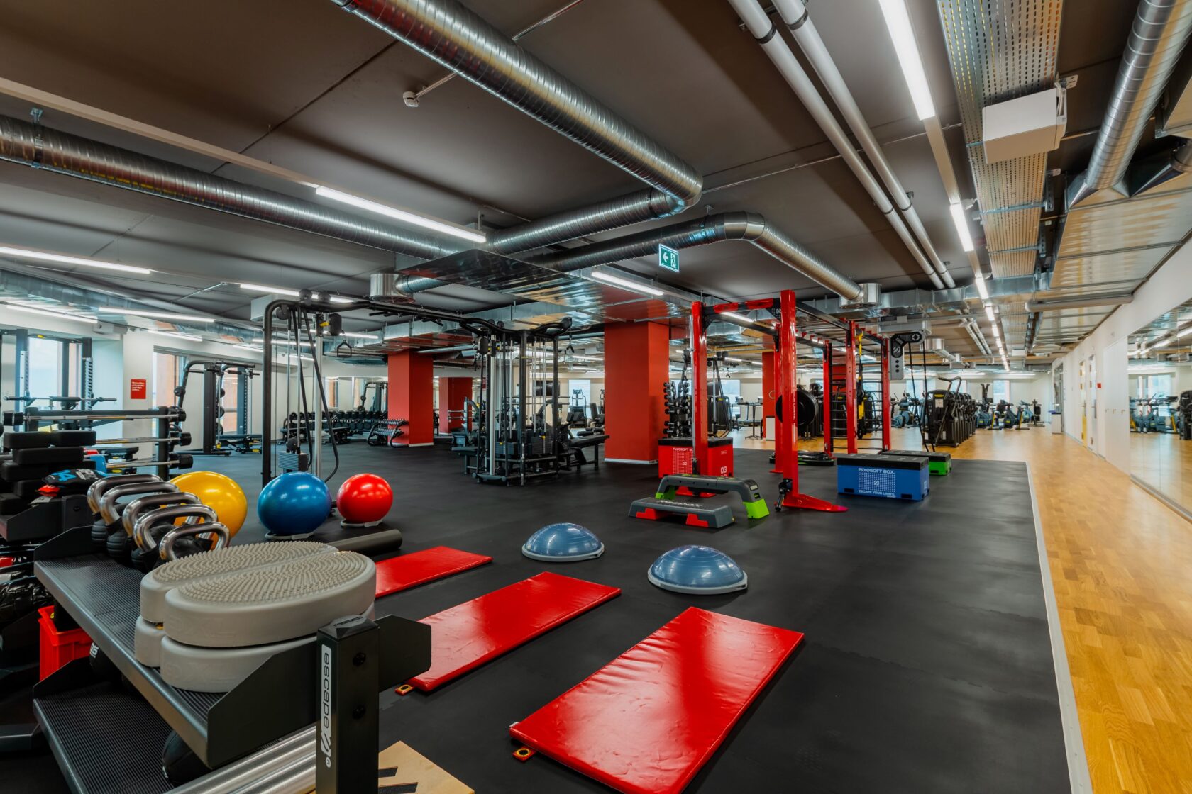 ACTIV-FITNESS-Riazzino_Trainingsflaeche_2-1680x1120